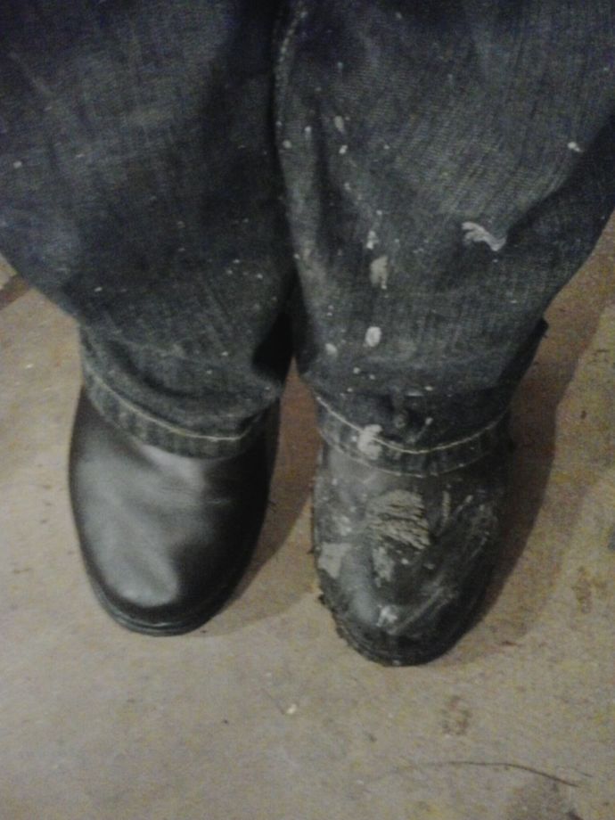 Това е снимка на моите обувки след леене на бетон. В ляво е обувката след 10 секундна обработка с вакса.